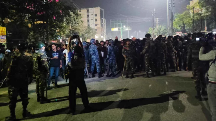 খুলনা বিশ্ববিদ্যালয়ের ছাত্রকে মারধর: শ্রমিক-শিক্ষার্থী সংঘর্ষ, গাড়ি ভাঙচুর